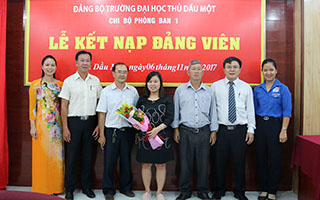 Sáu CB-GV trẻ vinh dự đứng vào hàng ngũ Đảng Cộng sản Việt Nam